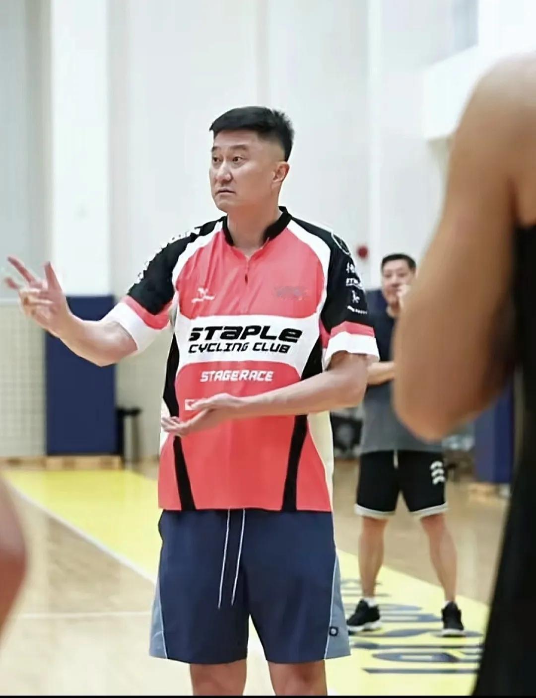 广东队今晚打同曦，球队训练时，崔永熙请缨出战，杜锋问恢复情况，崔永熙说百分之九十