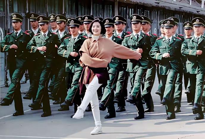80年代林青霞在长春拍电影的画面，完全是独属于那个年代的鲜活浪漫。
1988年拍