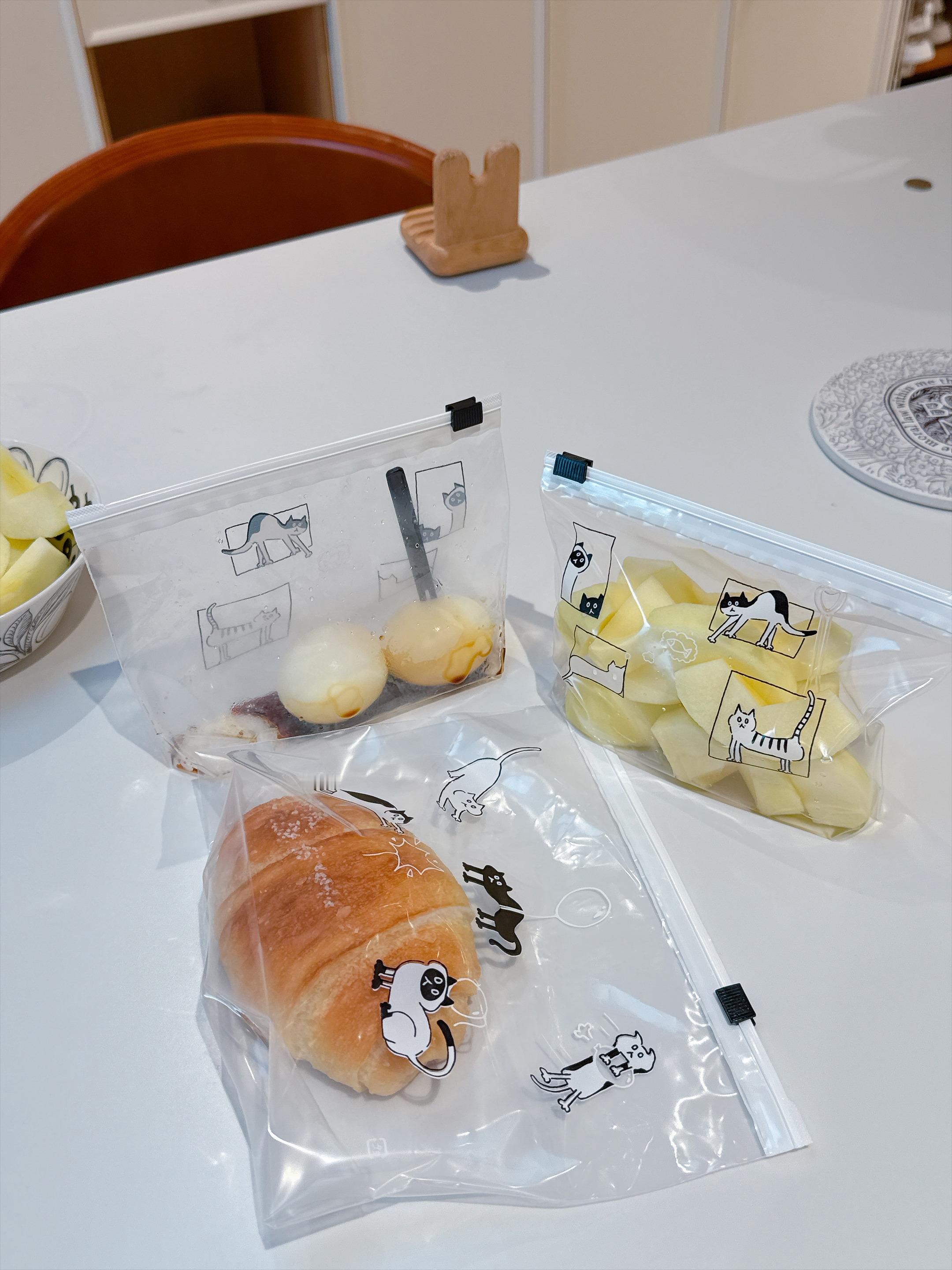 偷懒不想烧菜的时候就会做电饭锅焖饭这次做的三文鱼焖饭，另外加了两根广式腊肠进去，