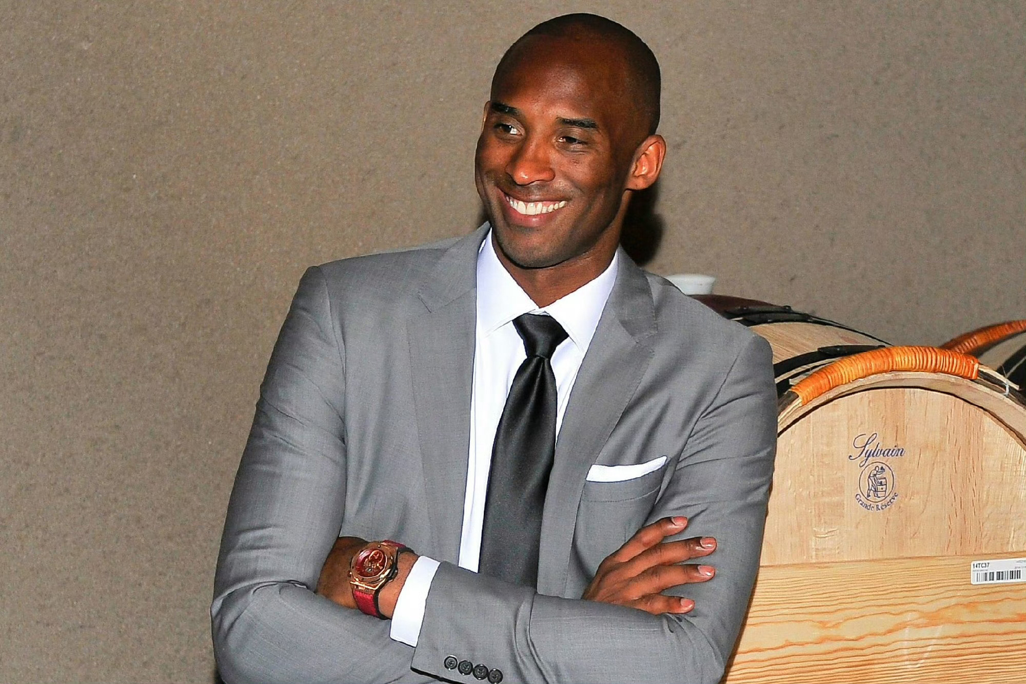 不要等到开心快乐时，才露出微笑；不要等到有人夸奖时，才相信自己；人生没有十全十美