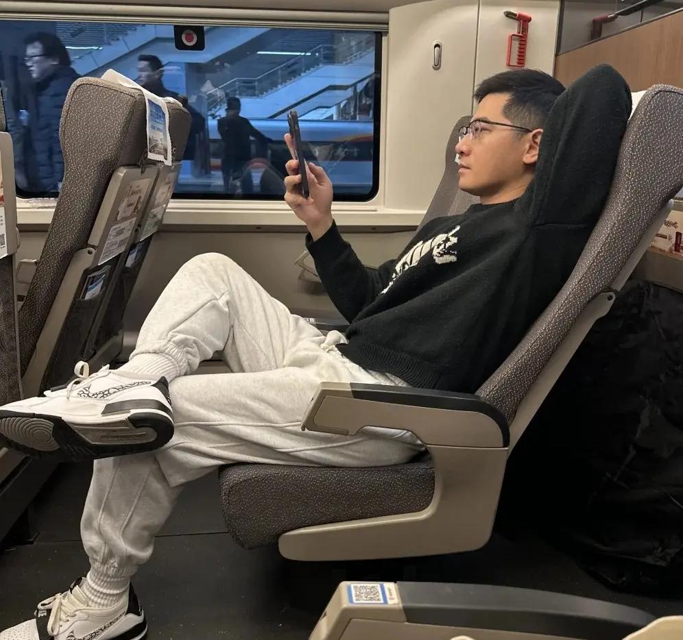 坐高铁一等座的这位帅哥你让大家又爱又恨。他到底做错什么了？高铁一等座的车厢里坐着