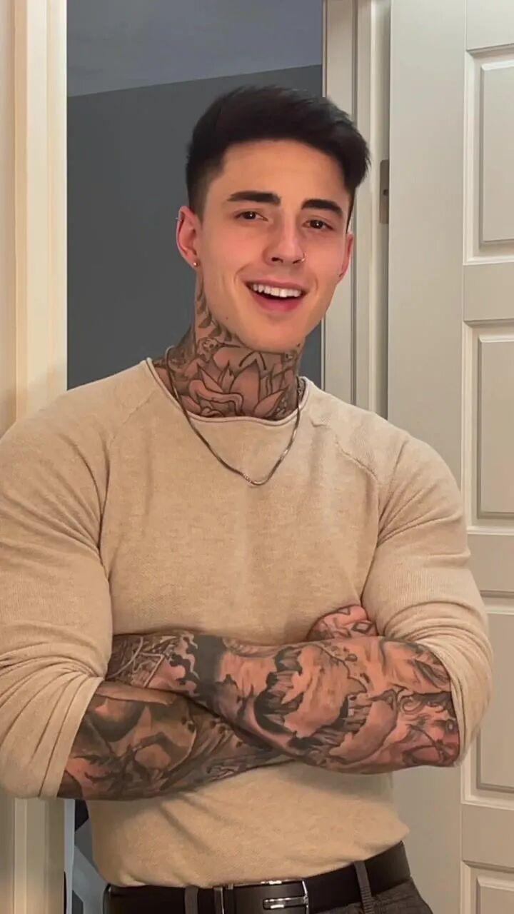 Jake Andrich，1996年11月7日出生于加拿大阿尔伯塔省，早年是典型