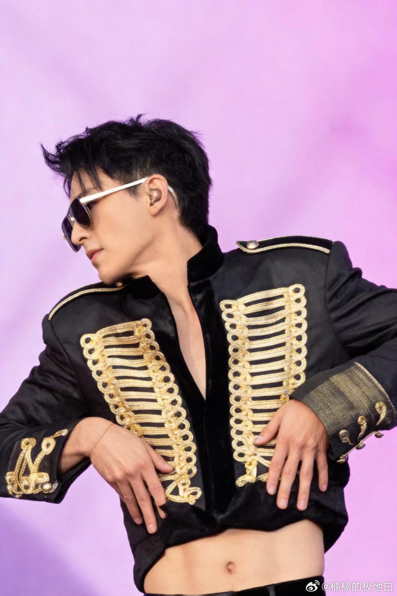 姚琛腹肌富有且慷慨姚琛腹肌生图 被姚琛的腹肌狠狠拿捏！舞台上又唱又跳稳到离谱，腹