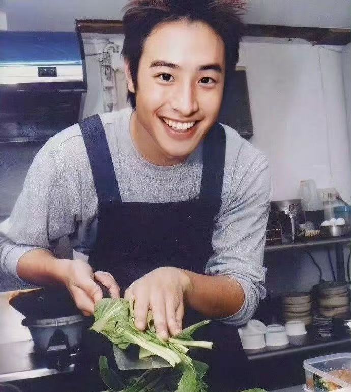 潘玮柏出道25周年发文潘玮柏出道25年了 四分之一世纪，你把青春唱成了经典。狂爱