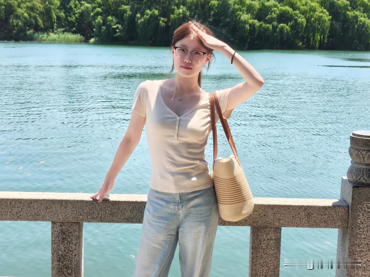湖光掠影，少女心动  
漫步湖畔，风拂发梢，  
倒影里藏着初夏的温柔。  
谁