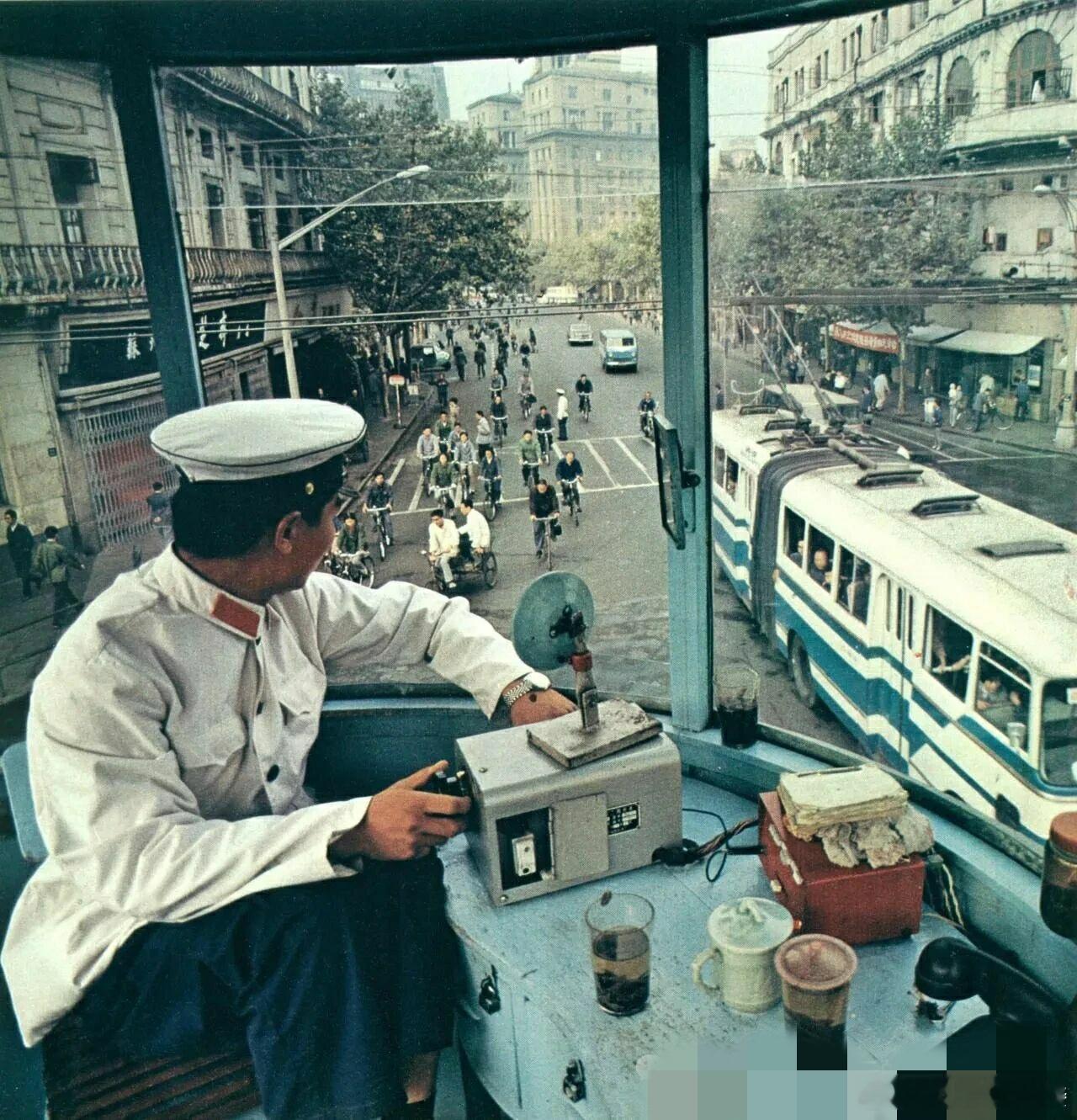 1980年代初上海一个交警岗亭的内景，当时的红绿灯是交警手动控制的，所以在一些闹