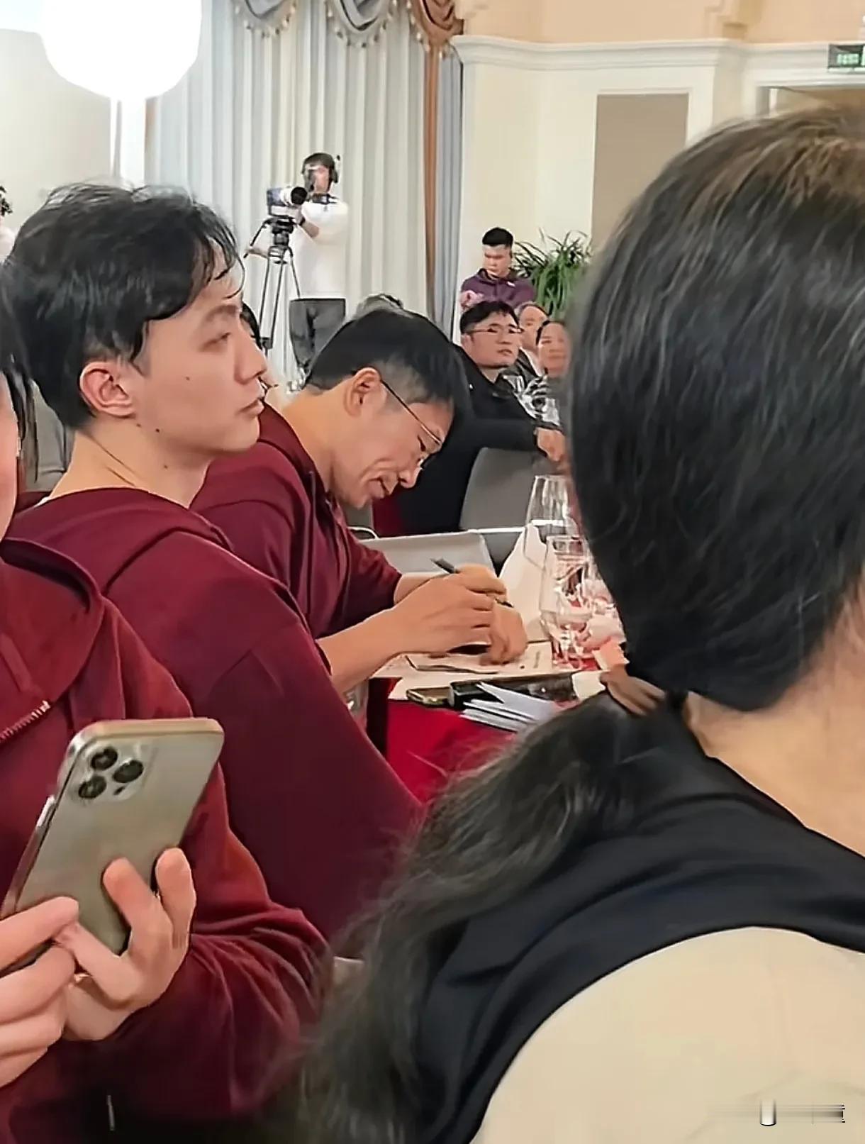 有一说一，明明真的很认真！
东方甄选会员日，大家都在欢聚一堂，该吃吃该喝喝的时候