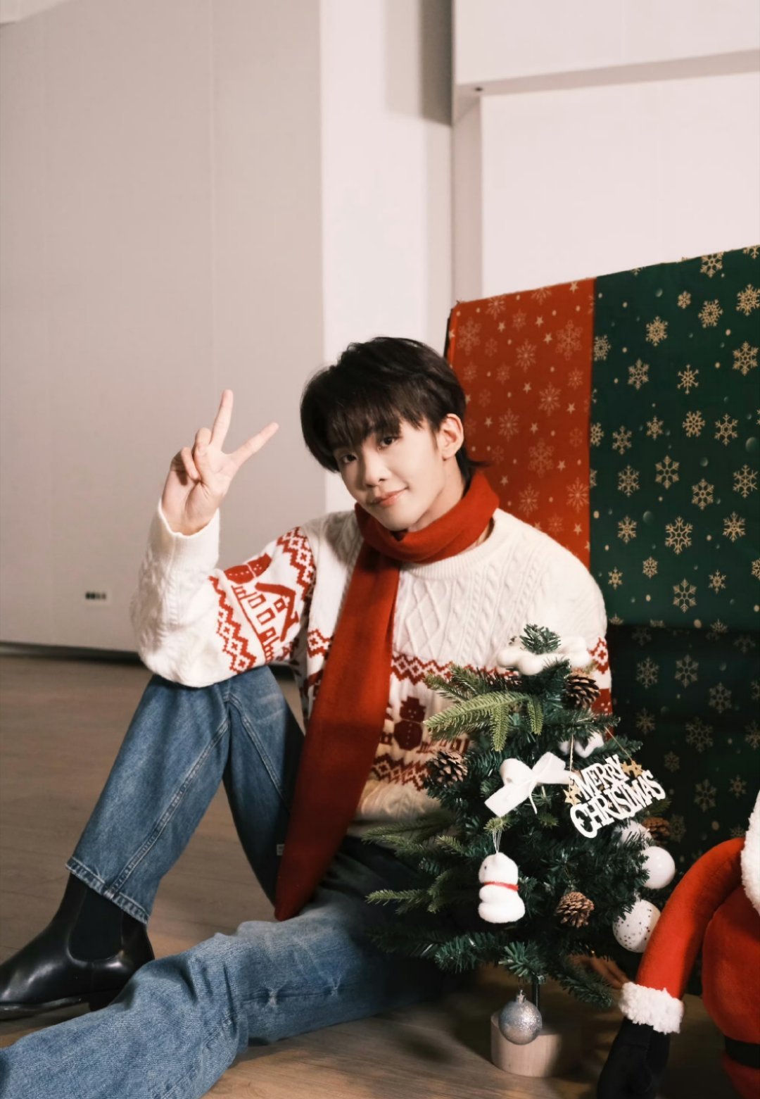 哈哈哈哈哈好帅王赫野～圣诞老人说祝你岁岁年年一切顺利！ 