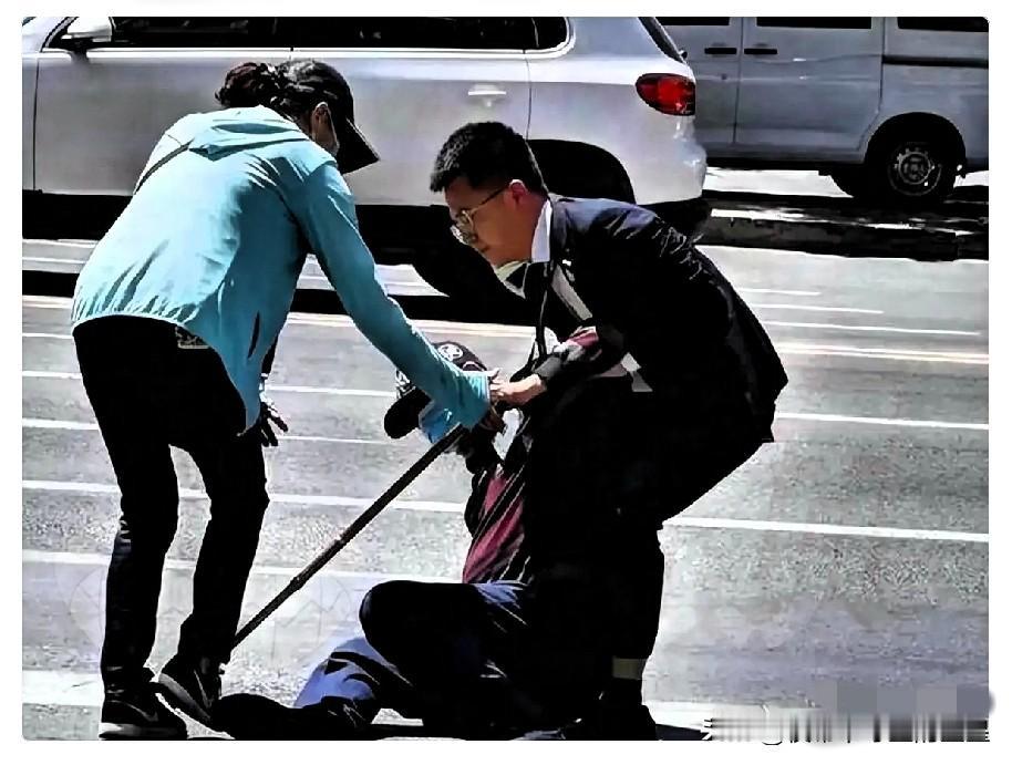 在香港，老人摔倒了，路人愿意主动上前搀扶，不单单是人心善良，背后还有三层硬核制度