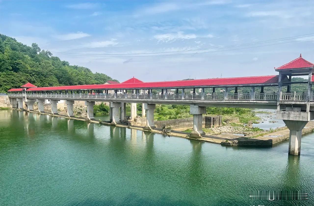 上海愚园路的“敏记美容”开了十年，老板娘总戴着珍珠耳坠给客人做护理。隔壁花店老板
