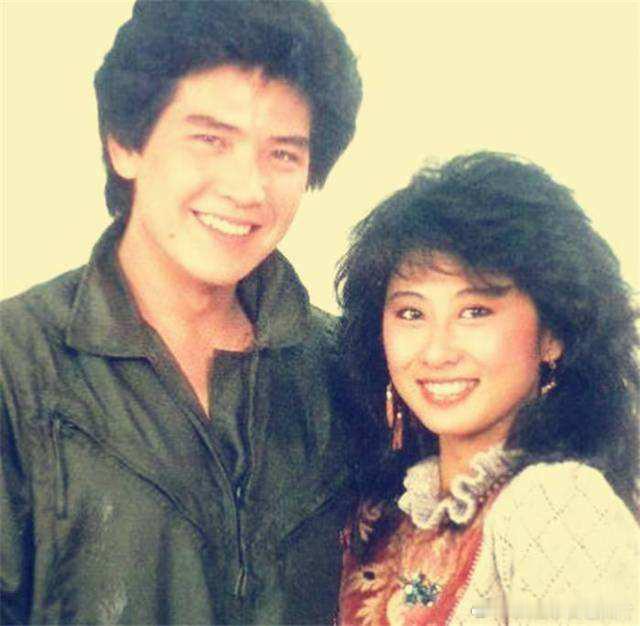 1981年，费翔从斯坦福大学戏剧系毕业回到台湾出道，叶倩文也因拍摄广告、主演电影