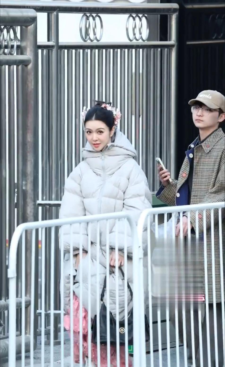 45岁长这样，国家该给她发防腐剂。
粉丝镜头晃得厉害，她裹着羽绒服提着裙摆一路小