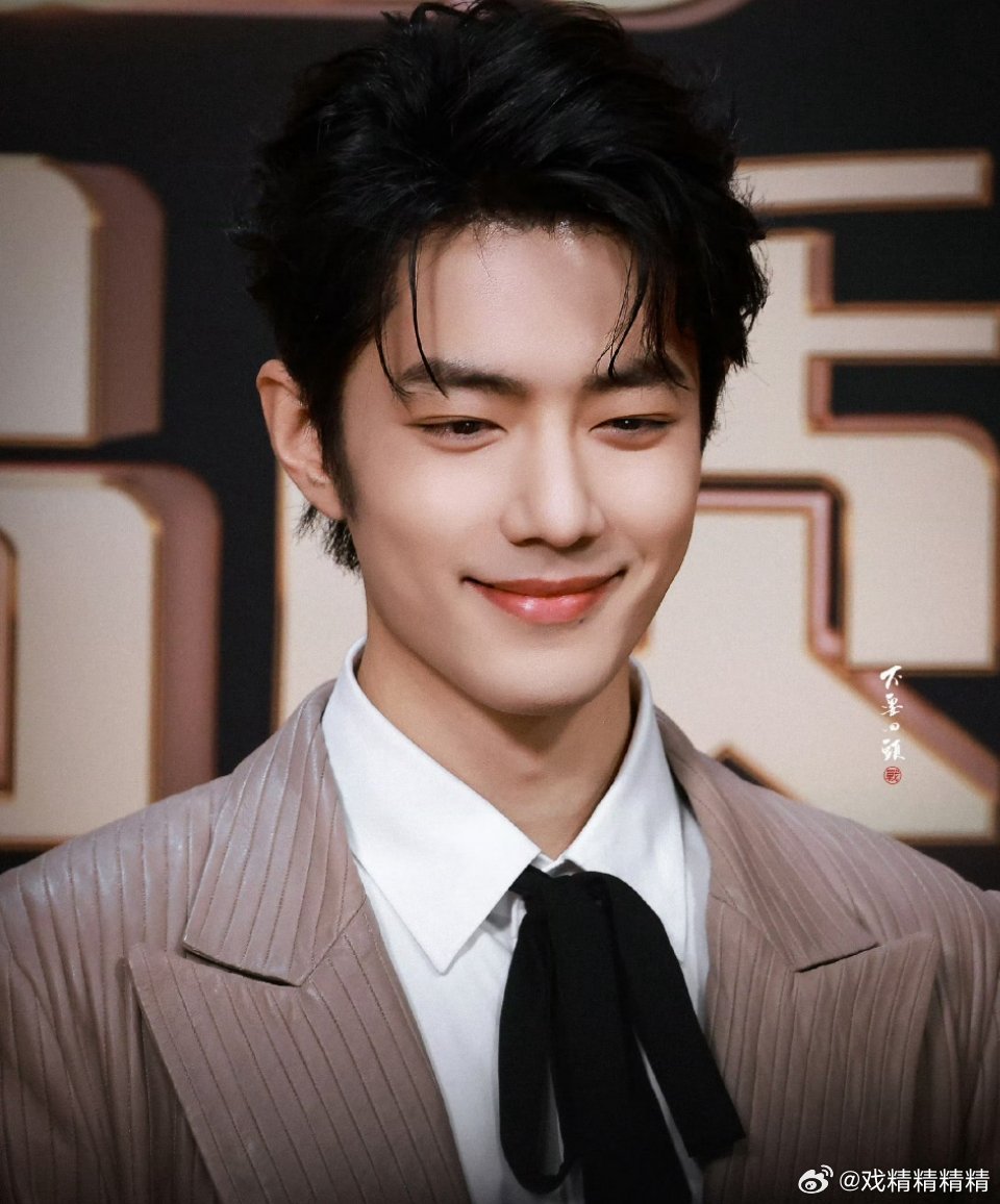 肖战三个词形容藏海他形容藏海：隐忍、赤诚、权谋。作为全网第一审美，第一点评圣手，