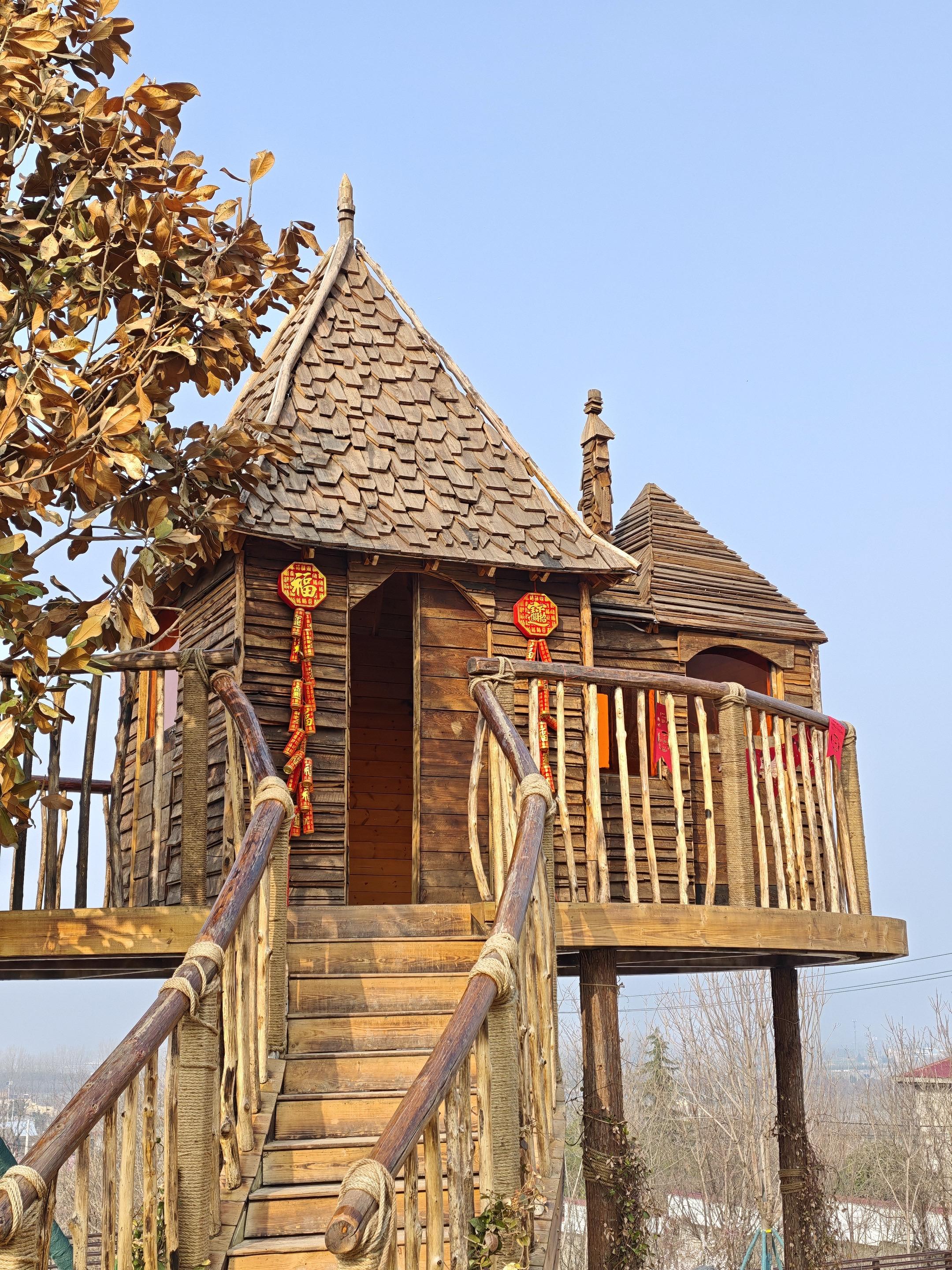 今天刚来的小木屋营地，好适合晒太阳呀。营地在鄠邑，西安我们导航过来是1...