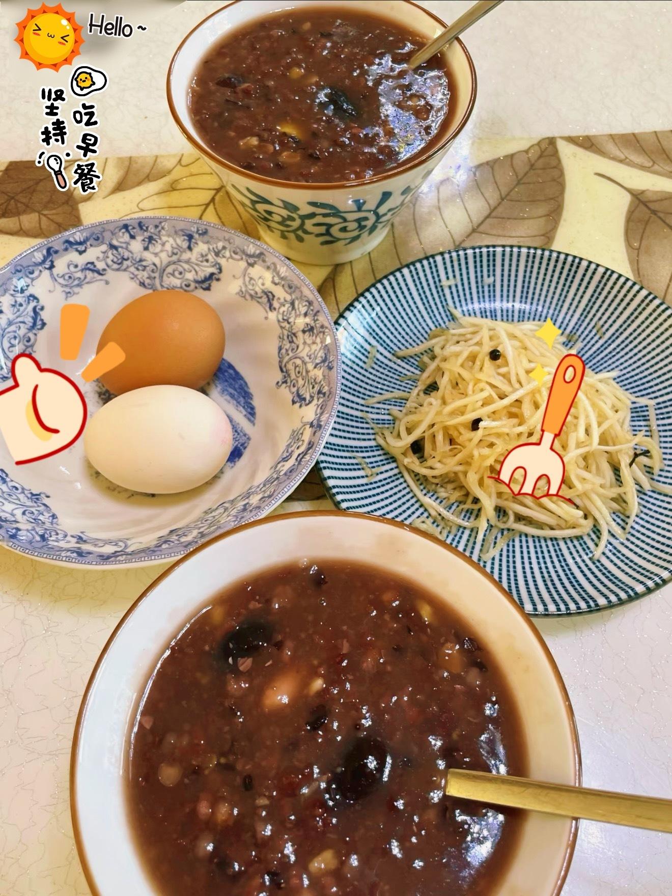 365天早餐不重样 周六快乐补给已就位！鸡蛋+杂粮粥+炝拌芥菜丝，碳水快乐直接拉