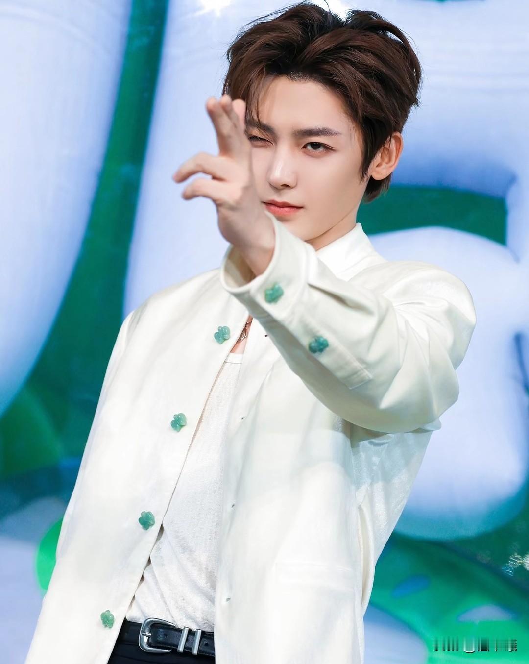 为侯明昊化妆的化妆师潘以达曾说过这样的话:“就是一个普通人，如何成为行业的顶尖，