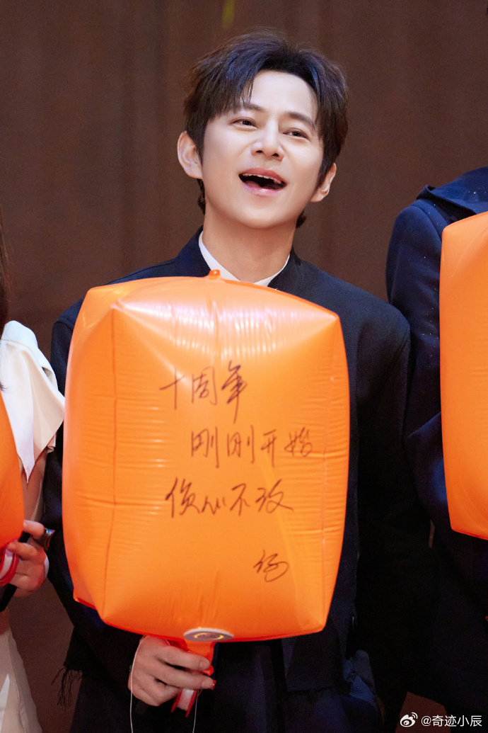 大侦探收官录制放天灯大侦探祝福都在灯里了大侦探  大侦探收官放天灯，十周年寄语藏