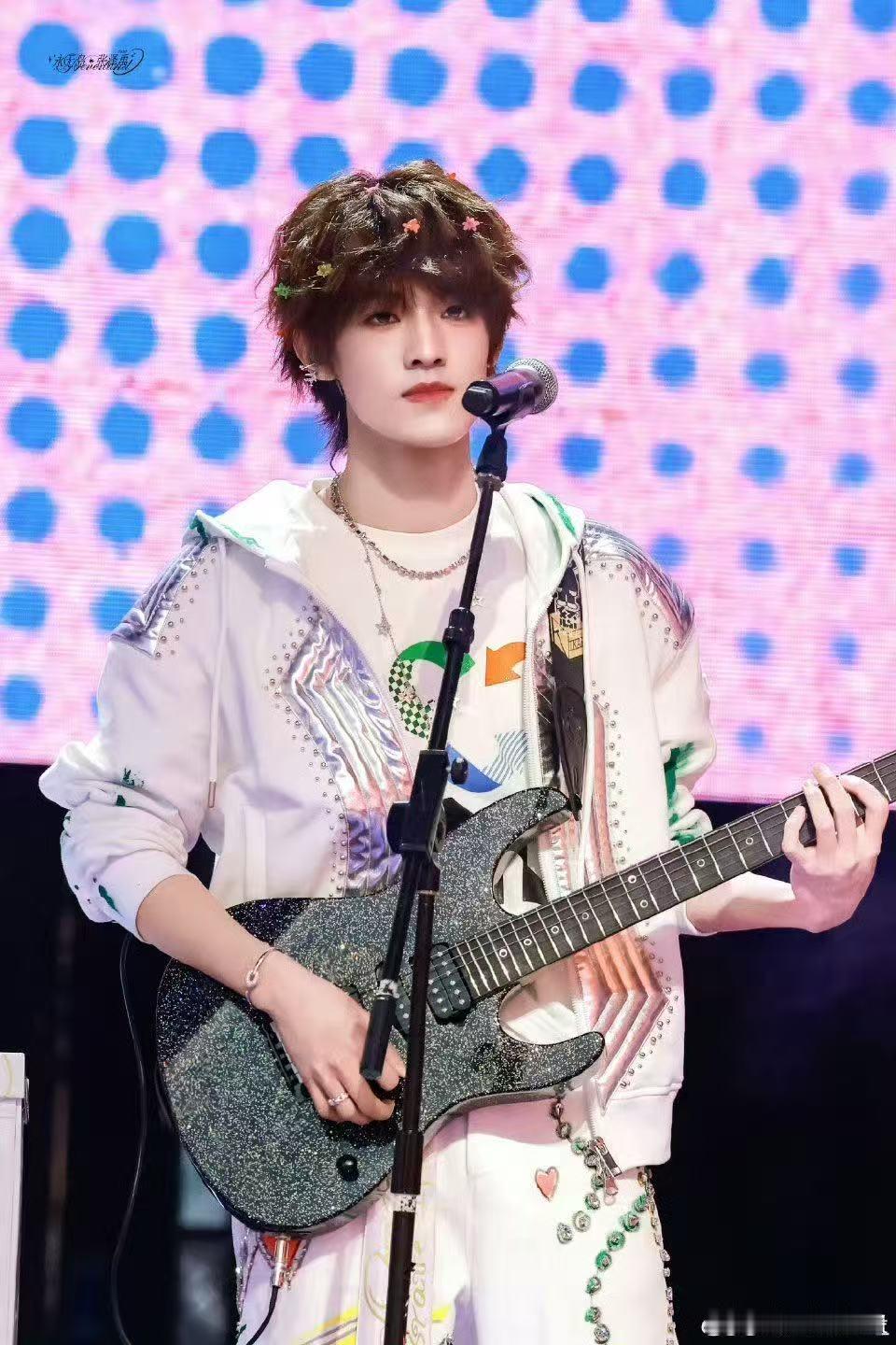 张泽禹舞台视频的退出键在哪里张泽禹小狗摇尾巴 坦荡直球的舞台风格太加分，浪漫感拿