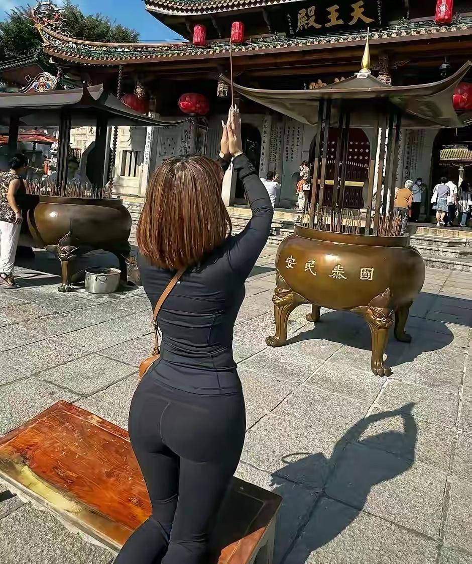 她在祈求什么？