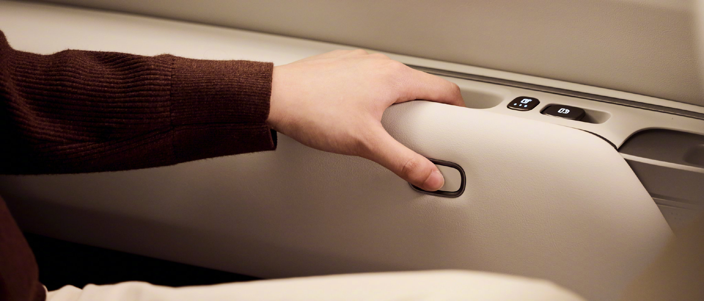 强调一下门把手的细节❶车内电动开关门按钮和机械拉手都有，你喜欢哪个用哪个❷拉手质