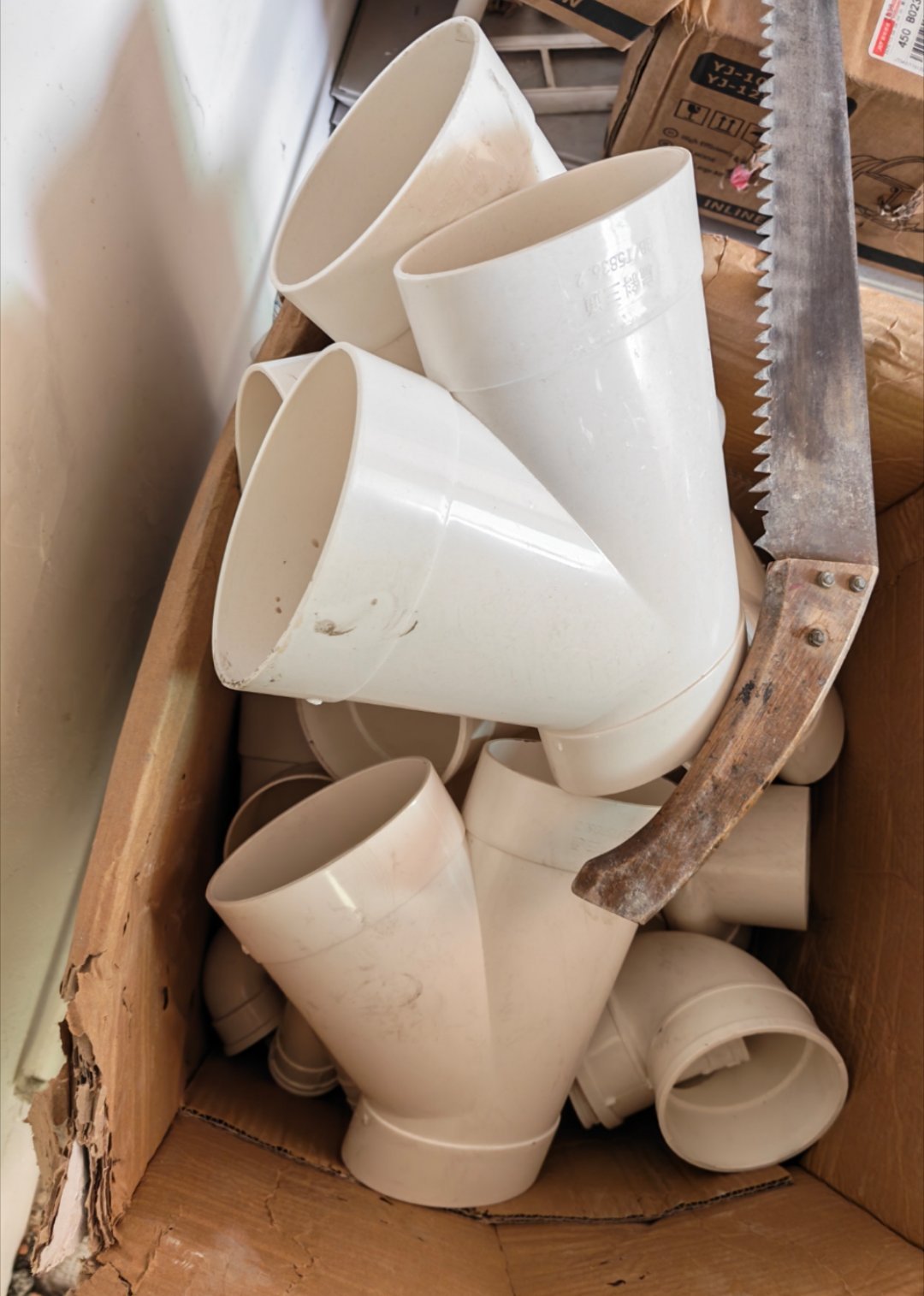 早上工地看到了居然还有异形的排水管及配件。这个排水效果应该比圆形的要差些吧每天早