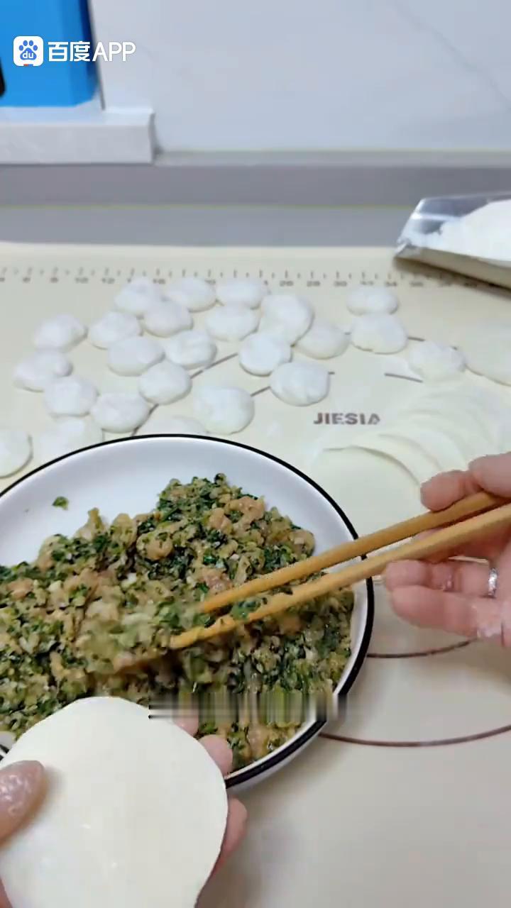 包饺子手法、摆饺子手法、揪饺子剂手法。
饺子怎么摆看起来横成排，纵成列？今天主要