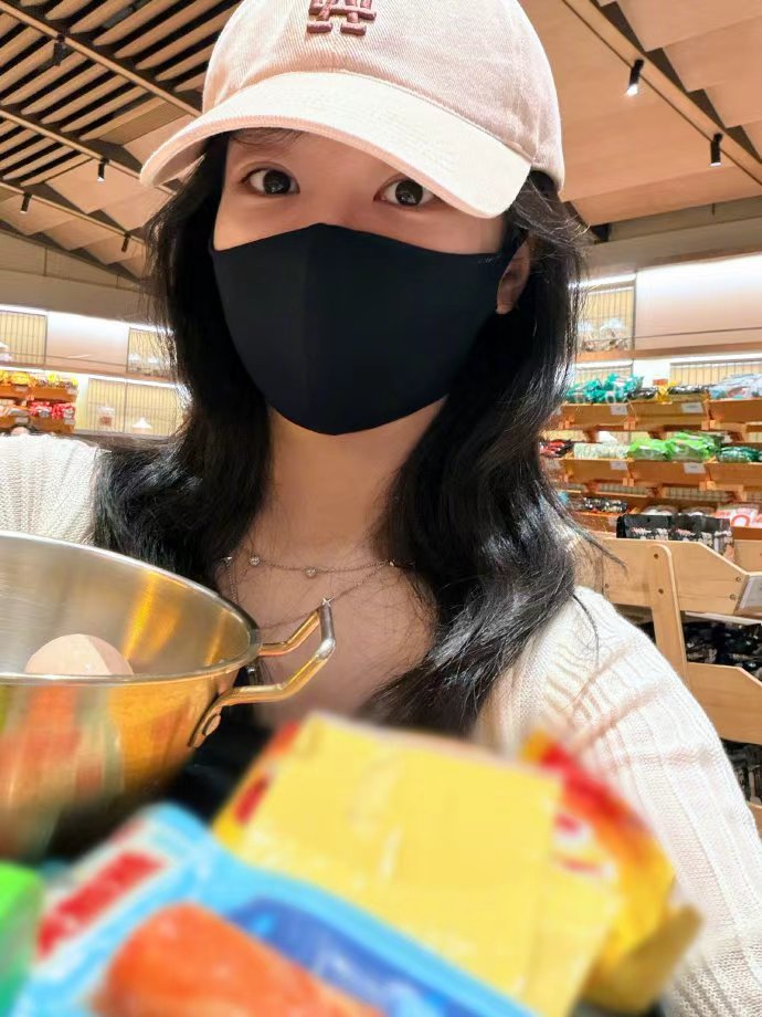 杨紫出现一下杨紫休闲日常四宫格杨紫出现一下，chill感满分的休闲日常，一整个有