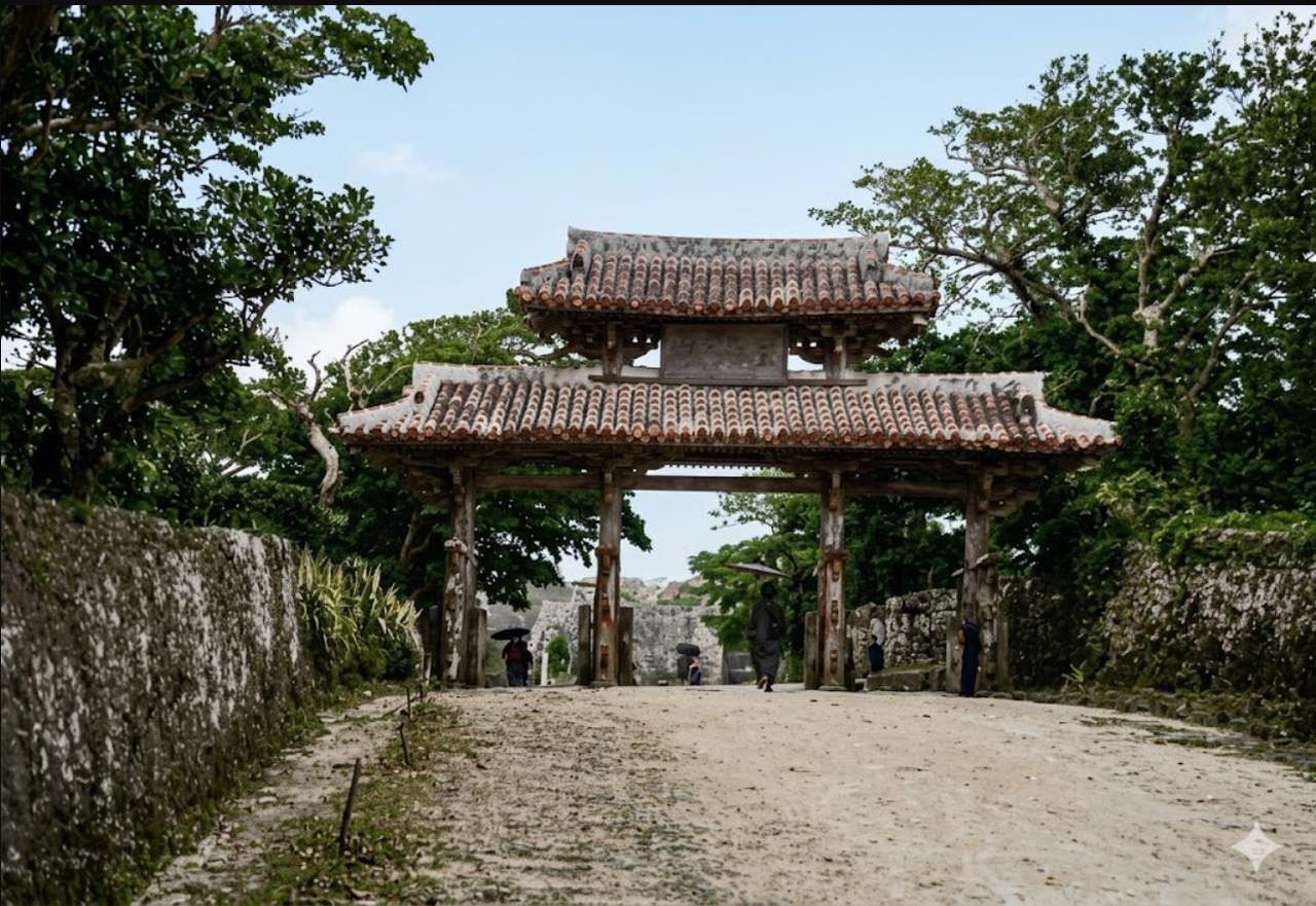 这张上世纪30年代的老照片，是琉球那霸首里城的守礼门（朱印门），这座牌楼式城门上