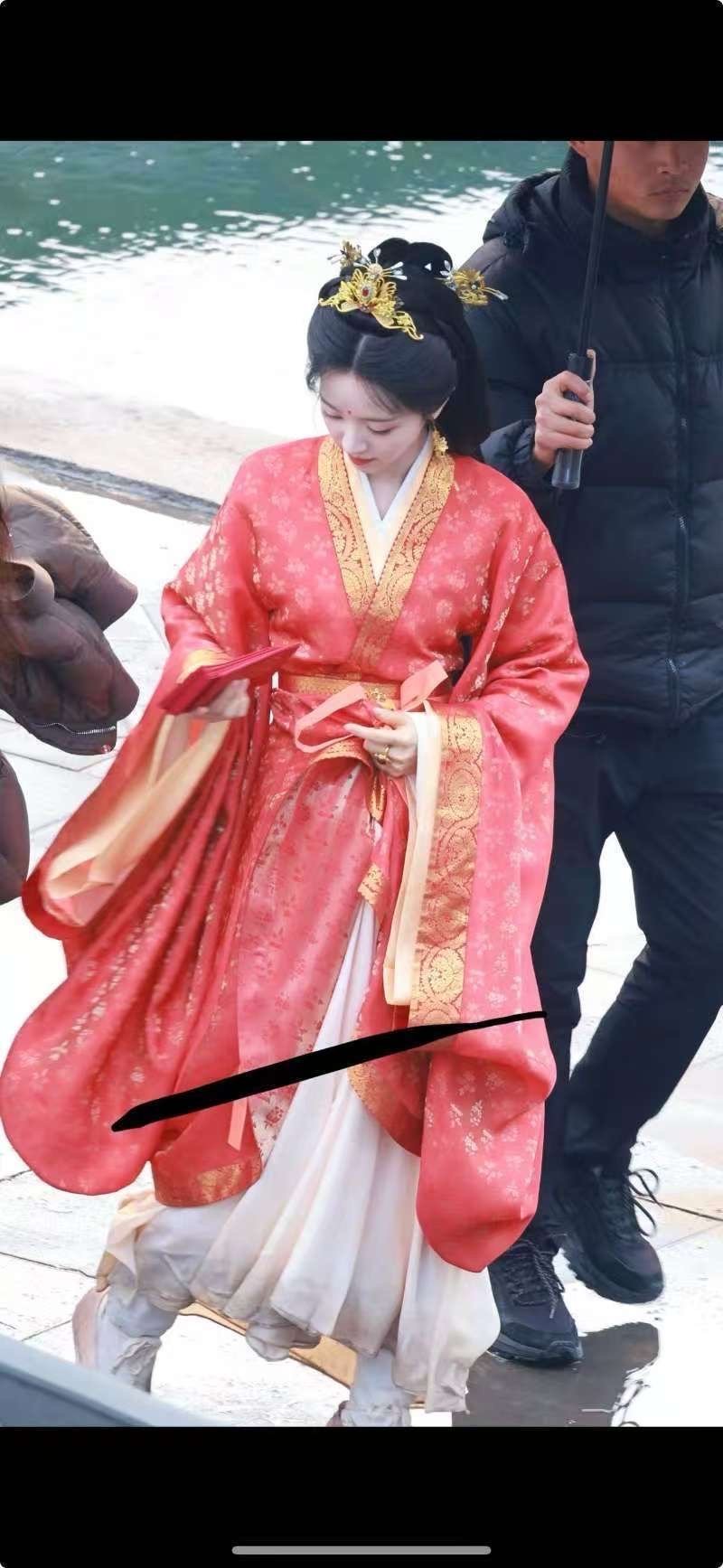 田曦薇手里好厚一沓红包 又给工作人员发福利了，人美心善的细薇 