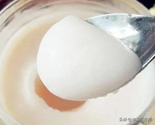 几十年前，猪油可是中国厨房里的绝对顶流。炒菜挖一勺，煮粥拌一点，再普通的食材也能