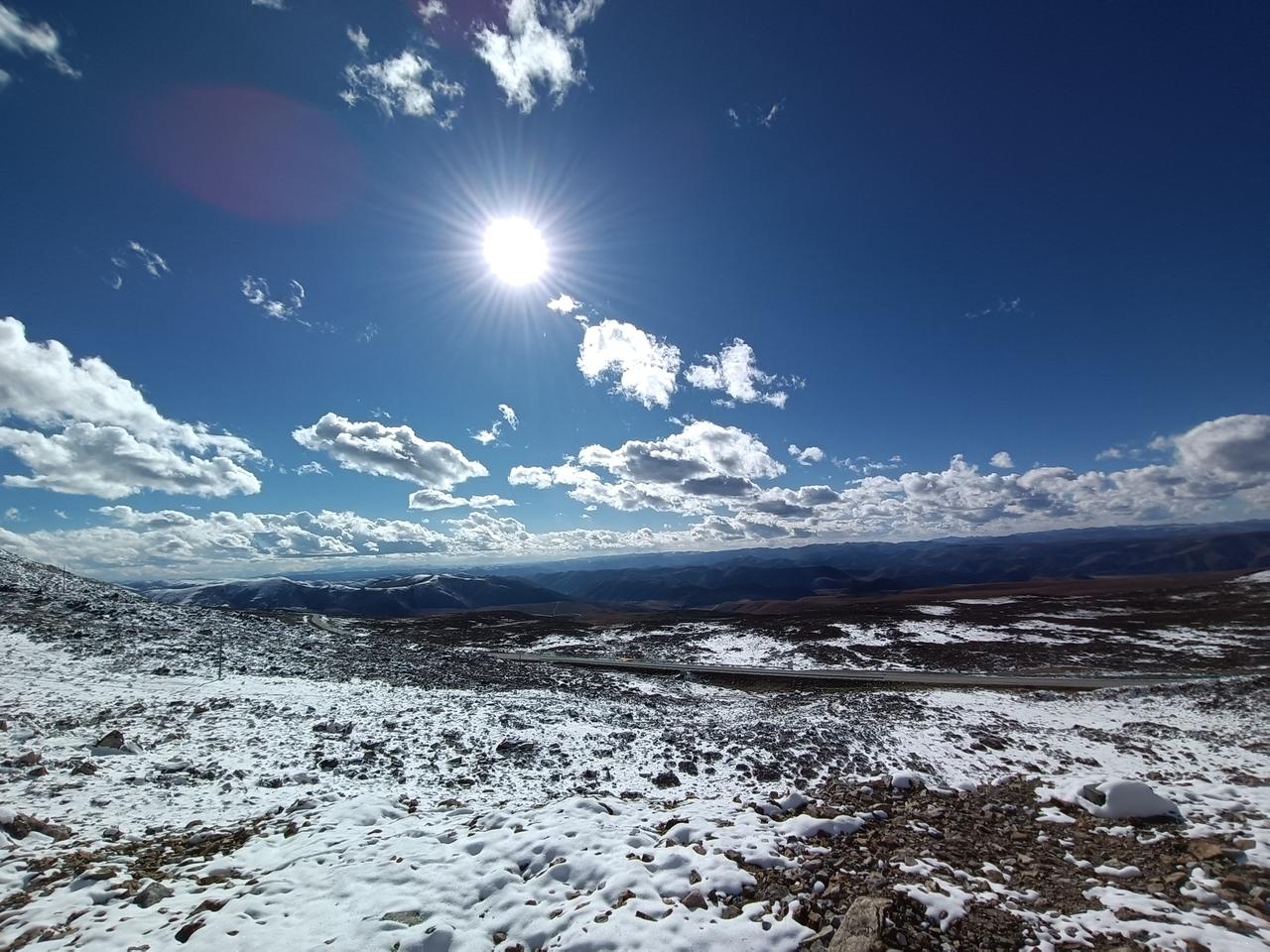 当你站在蓝天白云下，只想大吼一声太美了。因为我就是这样大吼了的[大金牙]//@快