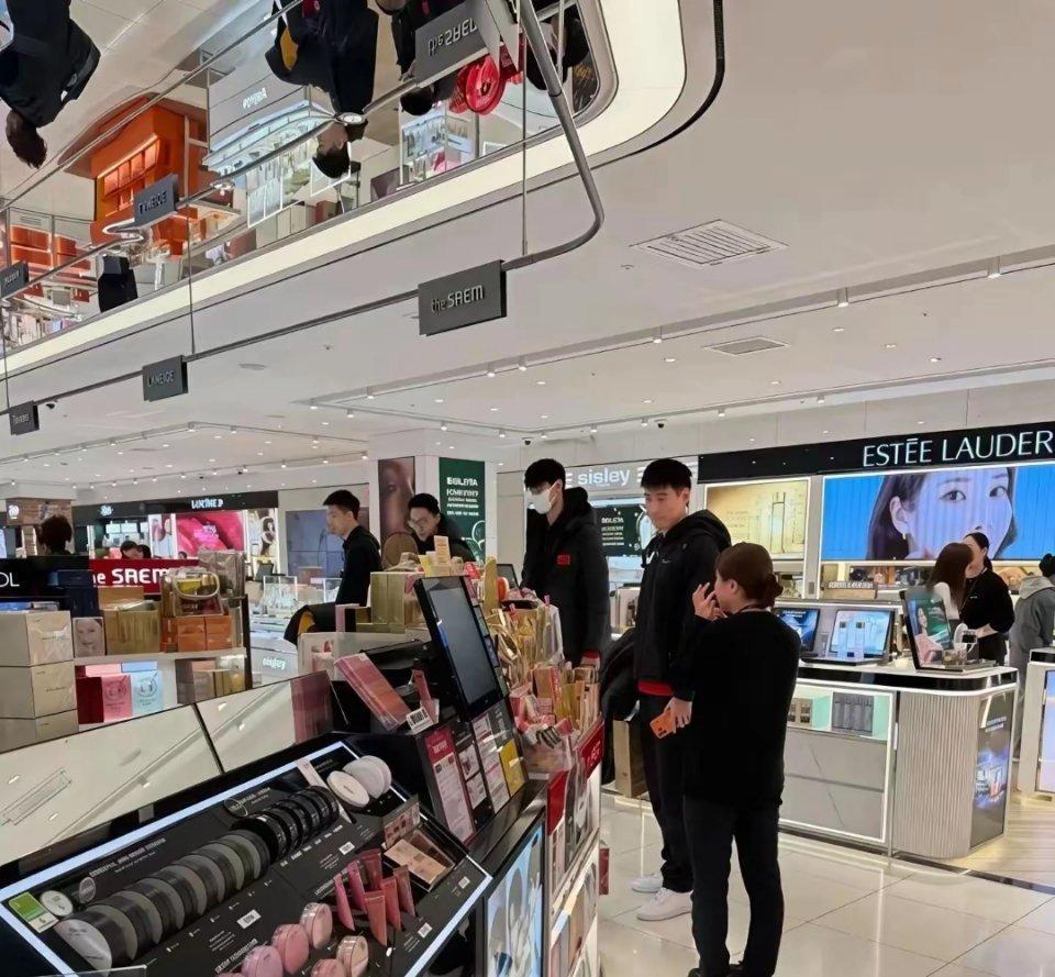曝中国男篮输球后免税店购物！昨晚，中国男篮客场大比分不敌韩国后，有网友拍摄到不少