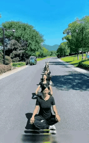 “简直是疯了！”马路上，一群大妈排成一字形，端坐在马路中间整齐划一地摆弄着手势舞