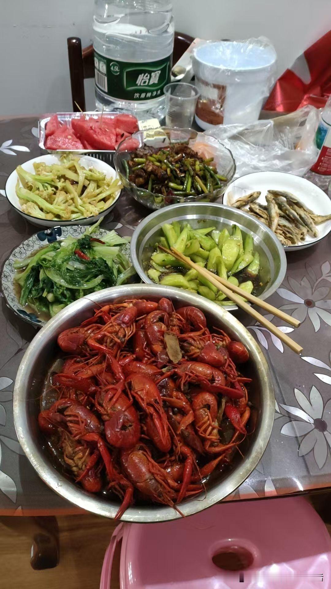 各式佳肴齐聚一堂，自助餐里藏着味蕾的无限惊喜。