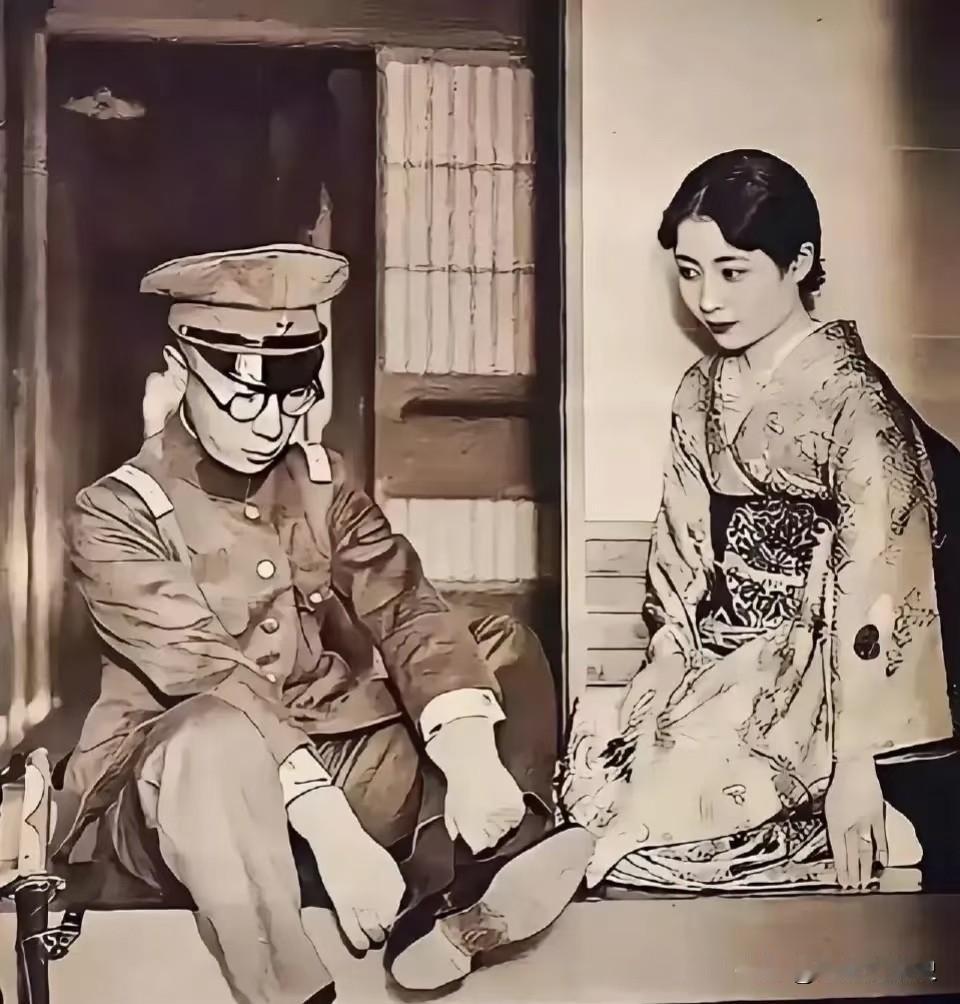 1932年日本扶持清废帝溥仪建立伪满洲国，然而病怏怏的溥仪无法生育，为了确保伪满