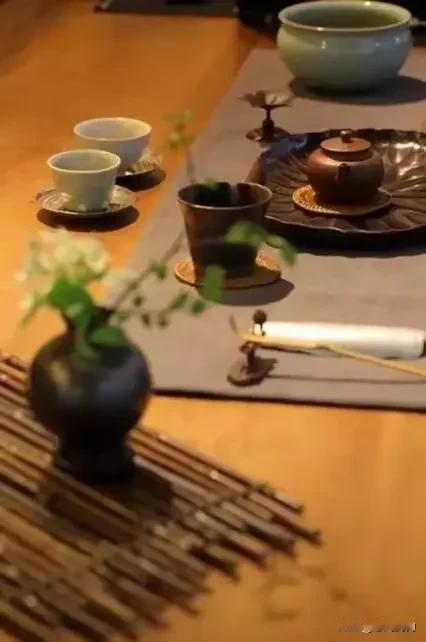 清茶一杯，岁月静好。三毛曾说：“心之何如，有似万丈迷津，遥亘千里，其中并无舟子可