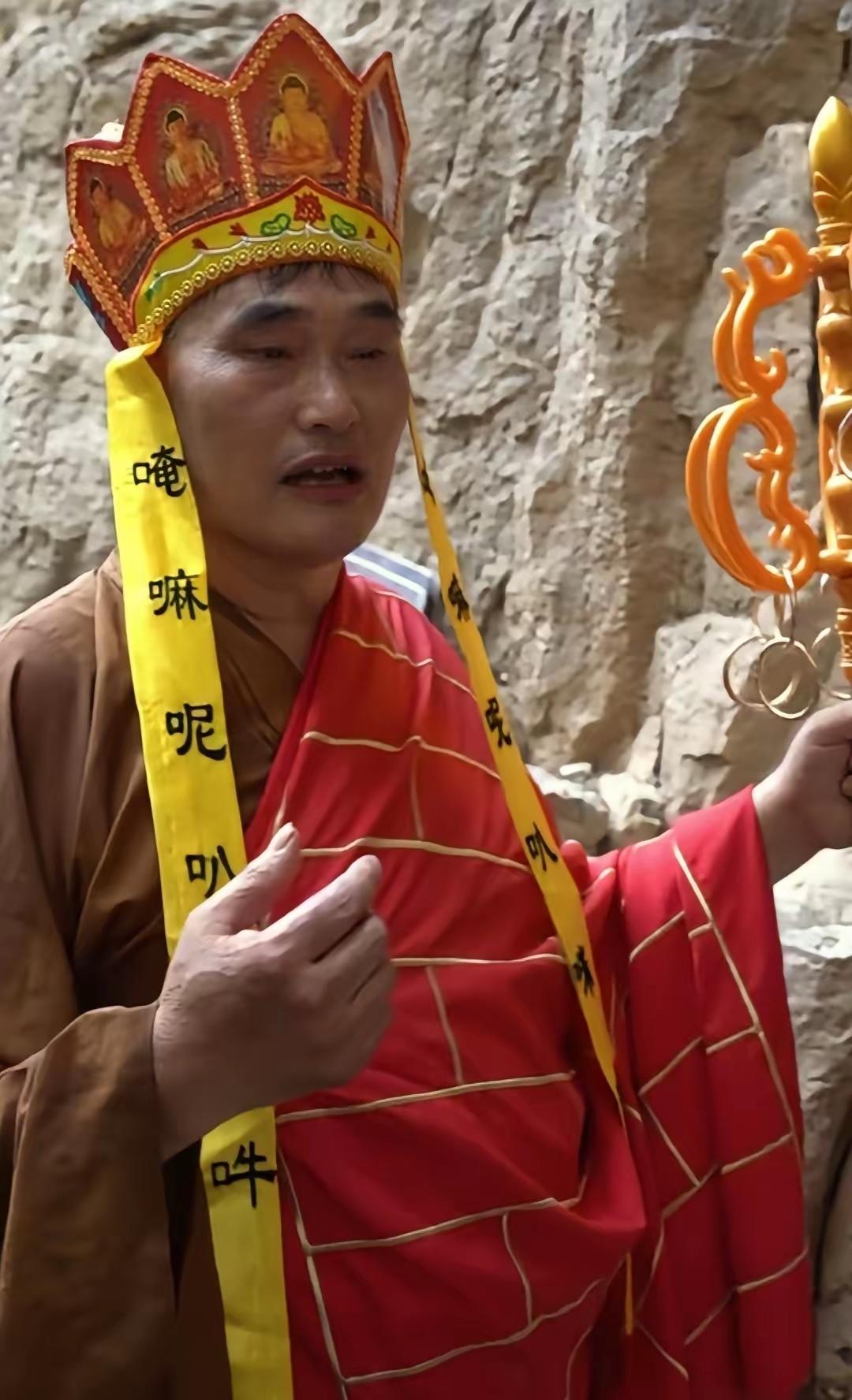 唱歌肯定没问题，演戏就不好说。大衣哥人太实在了，导演叫干啥就干啥，从不摆架子，甚