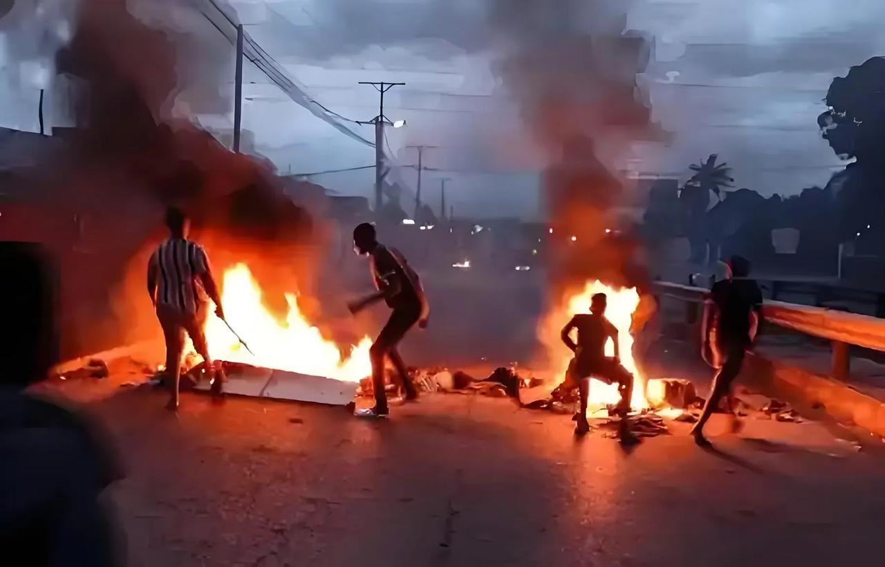 莫桑比克发生暴乱，华人员工自发组织手持武器，保卫工厂。

最近两日，非洲东南部，