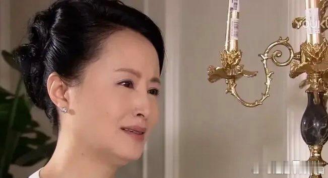 在《回家的诱惑》中，洪世贤去世后烛台上摆的竟是火腿肠。 
