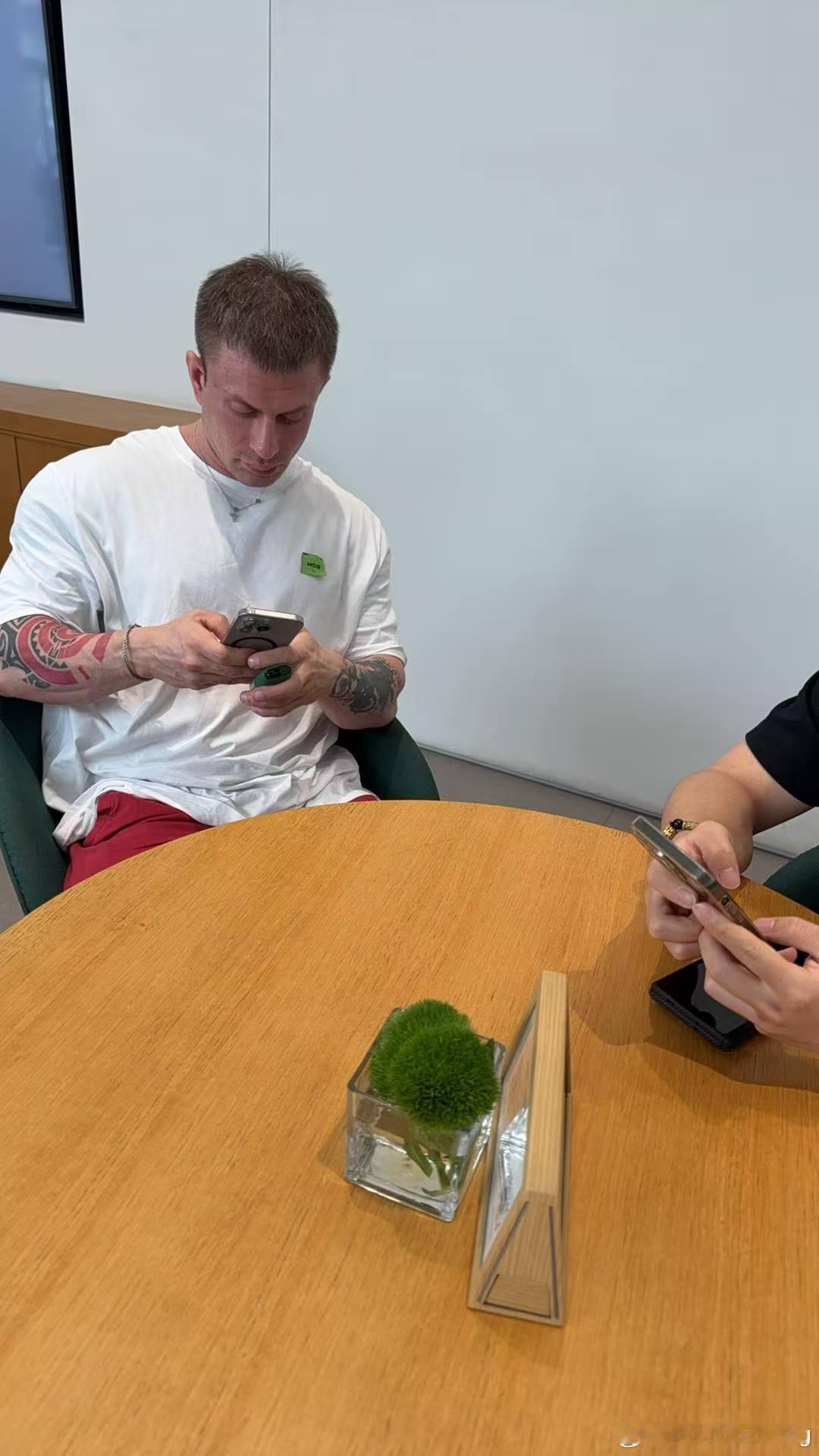 朋友说带他朋友来定i8是个网红 叫我多送点东西我也没看是谁就丢给销售了他们聊了几
