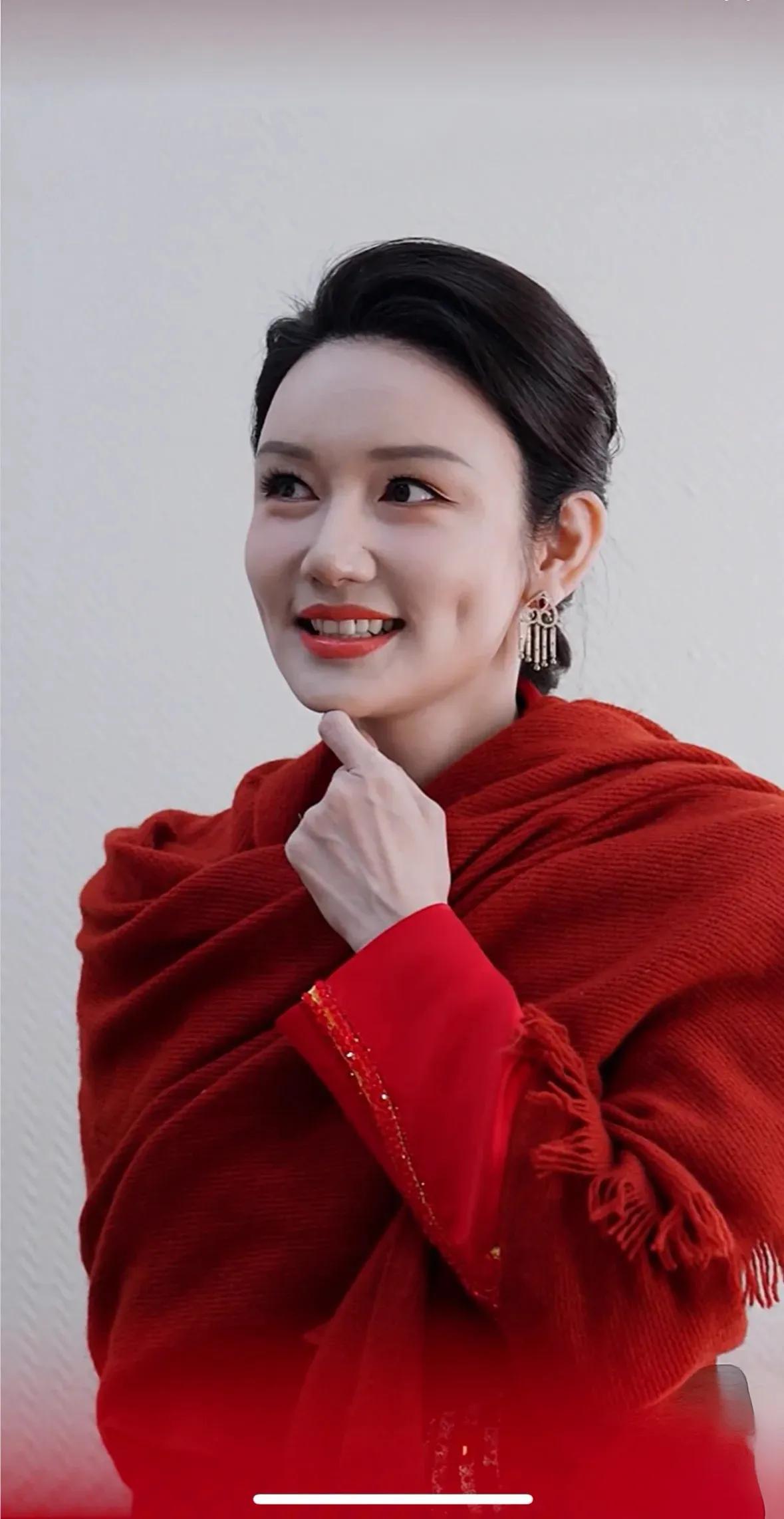 红巾轻裹映容光，笑靥嫣然自带香。
久立荧屏持话筒，端庄温婉韵悠长。
腹有诗书藏底
