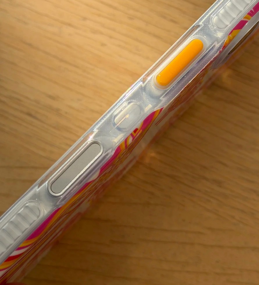 原来苹果马年的iPhone手机壳是有相机按钮的，我记得Tech21的壳相机按钮那