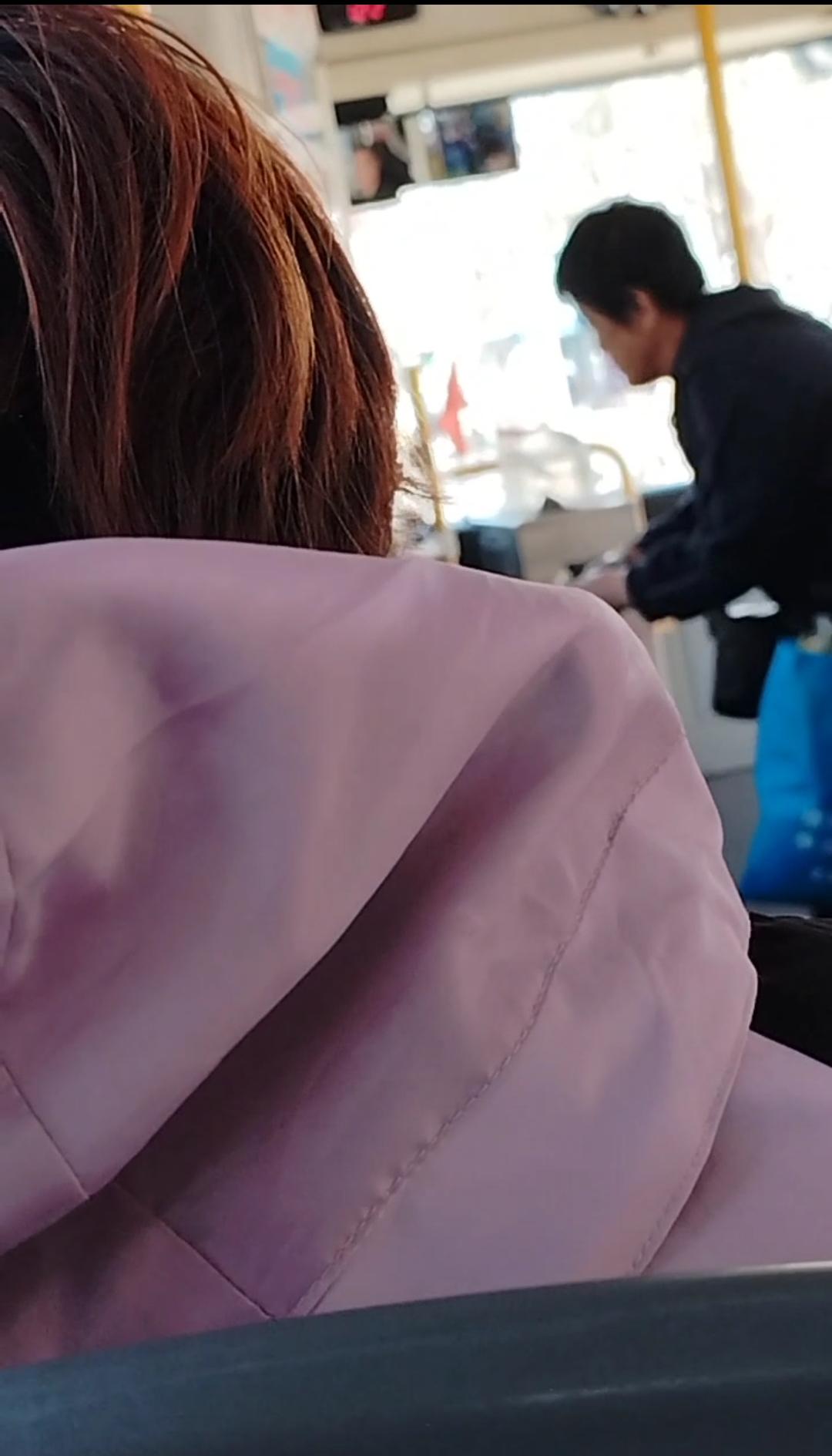 到底是小地方。

沟帮子下车后，坐公交去北镇，公交车竟然不能刷卡，需要付现金。