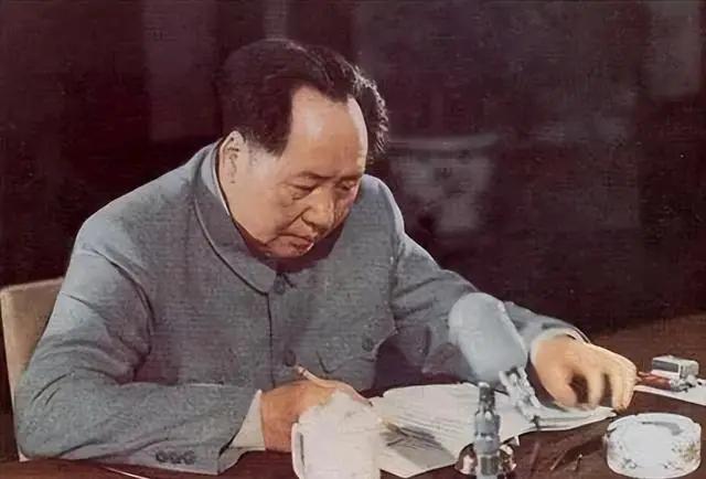 1951年，毛主席为炮兵题词，故意把一个字写错，引来众人质疑
1951年，毛主席