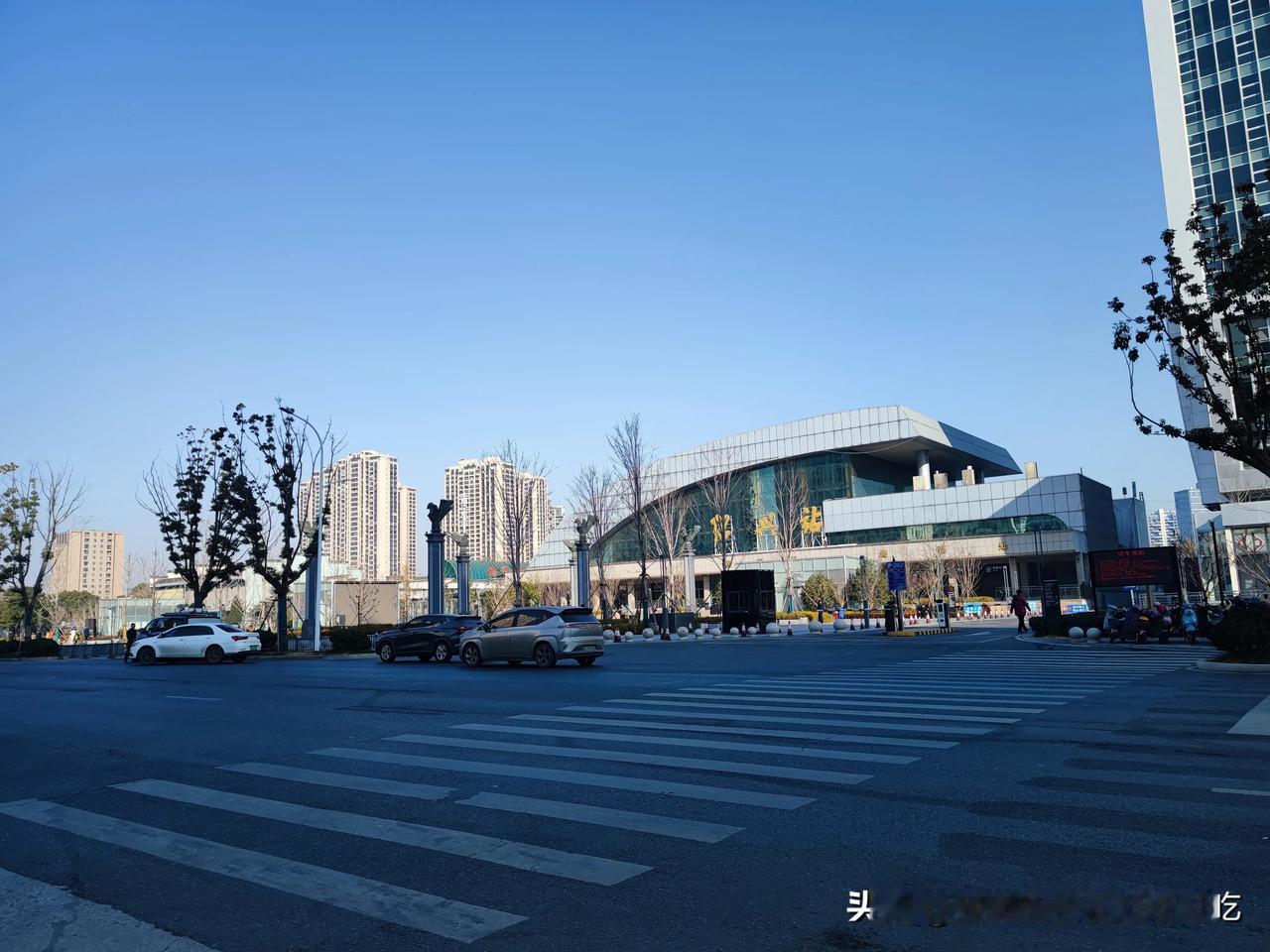 在饭店大堂抽烟，你支持还是反对当然反对，饭店大堂也是公共场合，也应该禁止抽烟。在