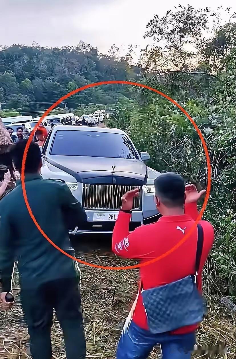 “灰产”大佬开顶级豪车出逃。

泰国和柬埔寨开火1周了，泰国的正义之师打着“铲除