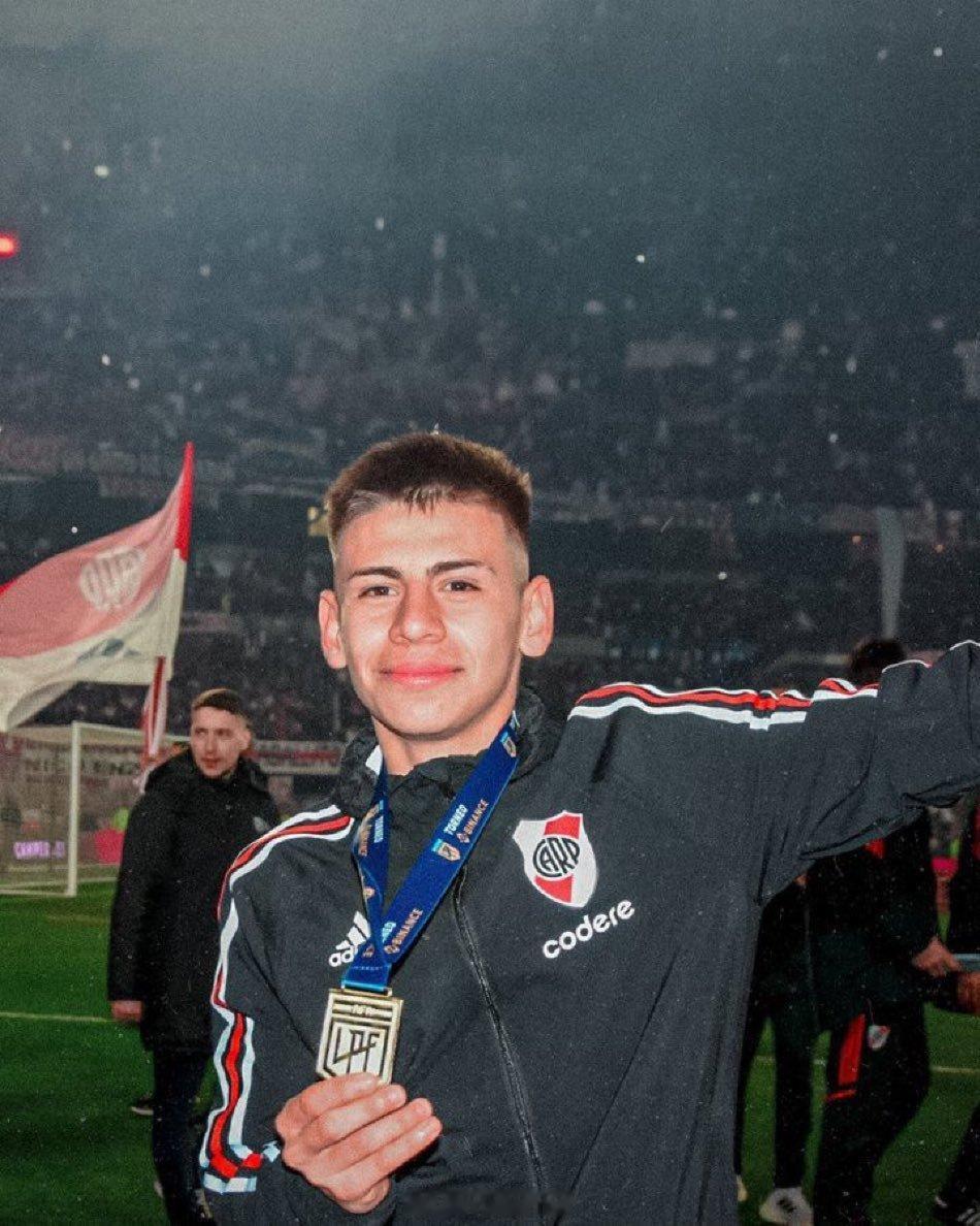 河床 ‼️🏴󠁧󠁢󠁥󠁮󠁧󠁿🇦🇷 曼城为小魔鬼埃切维里重返河床敞开