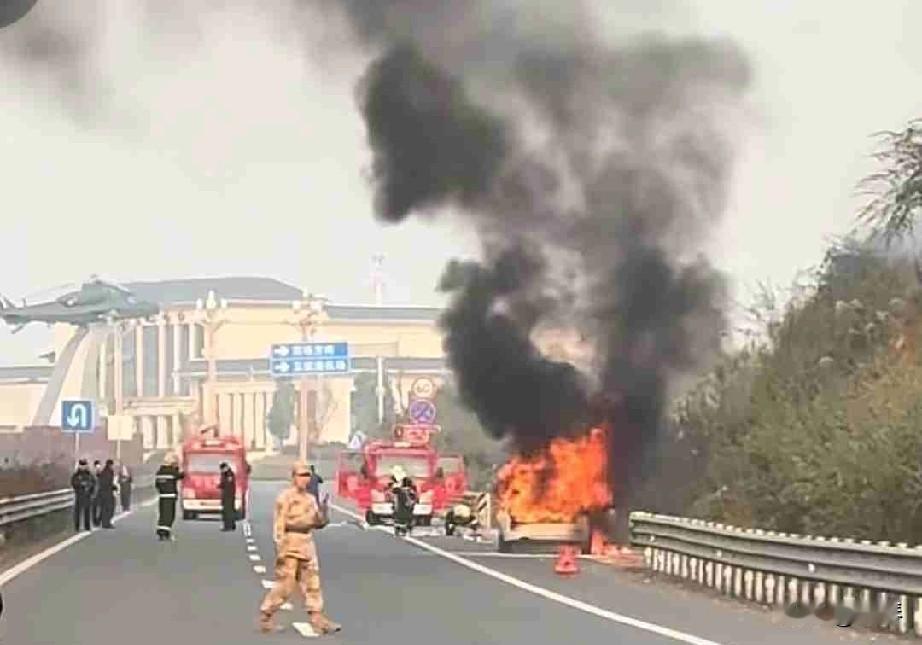 突发！宜宾机场附近新车起火，浓烟冲天太吓人！[震惊]
 

就在宜宾机场附近的公
