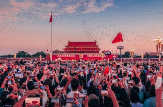 如今中国最硬的底牌，并非军事实力，也不是领先的科技水平，而是背后站着14亿人，多