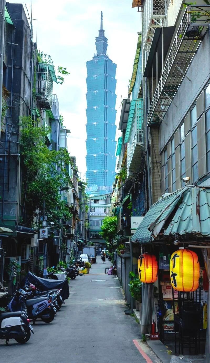 台民众说的太对了，即使是邻居也不应该发生冲突。
何况是自己同胞呢，往上数三代人大